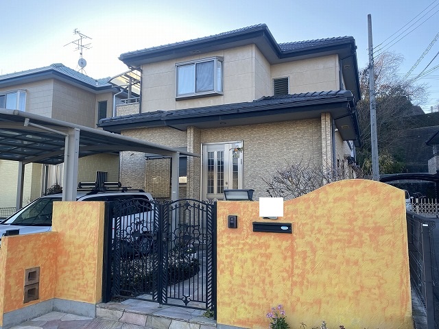 堺市東区福田にて、経年によりボードの変形してしまったお家の塗装工事をしました。外の塀もガラッとイメージが変わり素敵なお家に変身！